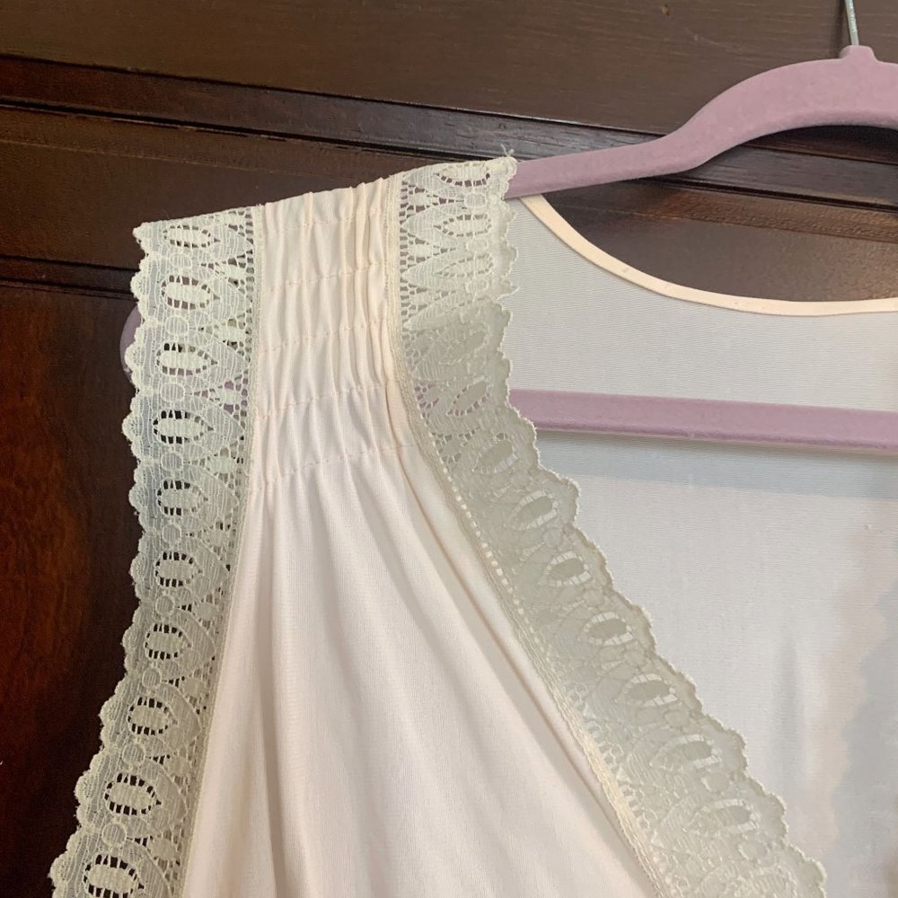 Vintage 70s light pink sleeveless nightgown slip dress with white lace trim - Picture 6 of 9